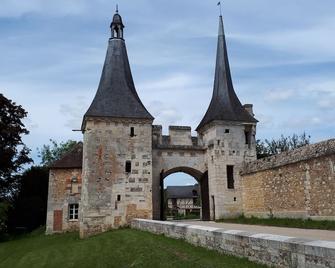La Porterie face à l'abbaye - Le Bec-Hellouin