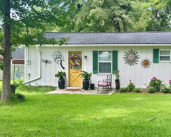 The lil Cottage @ Historic Usry House cozy 1 bed studio Guest Favorite. - Thomson - Budova