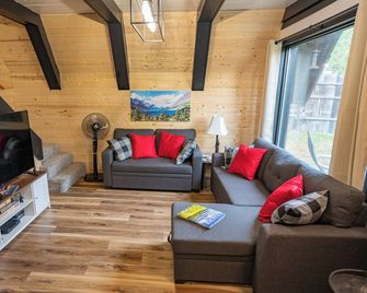 8 Minutes to Glacier National Park A-Frame With Hot Tub - Coram - Living room