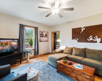 Cozy cottage in downtown Hudson, WI! - Hudson - Living room