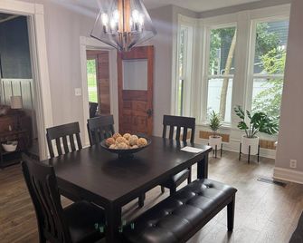 Come and enjoy our cozy remodeled home centrally located and close to everything - Holdrege - Comedor