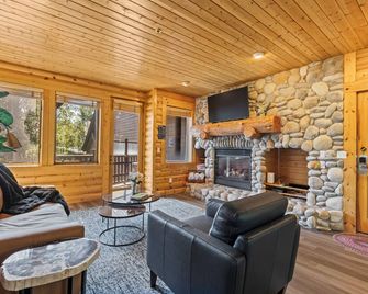 Abode at Black Bear #353 | Mountain Retreat w/ Private Hot Tub, Walk to DV Trails & Skiing - Park City - Living room