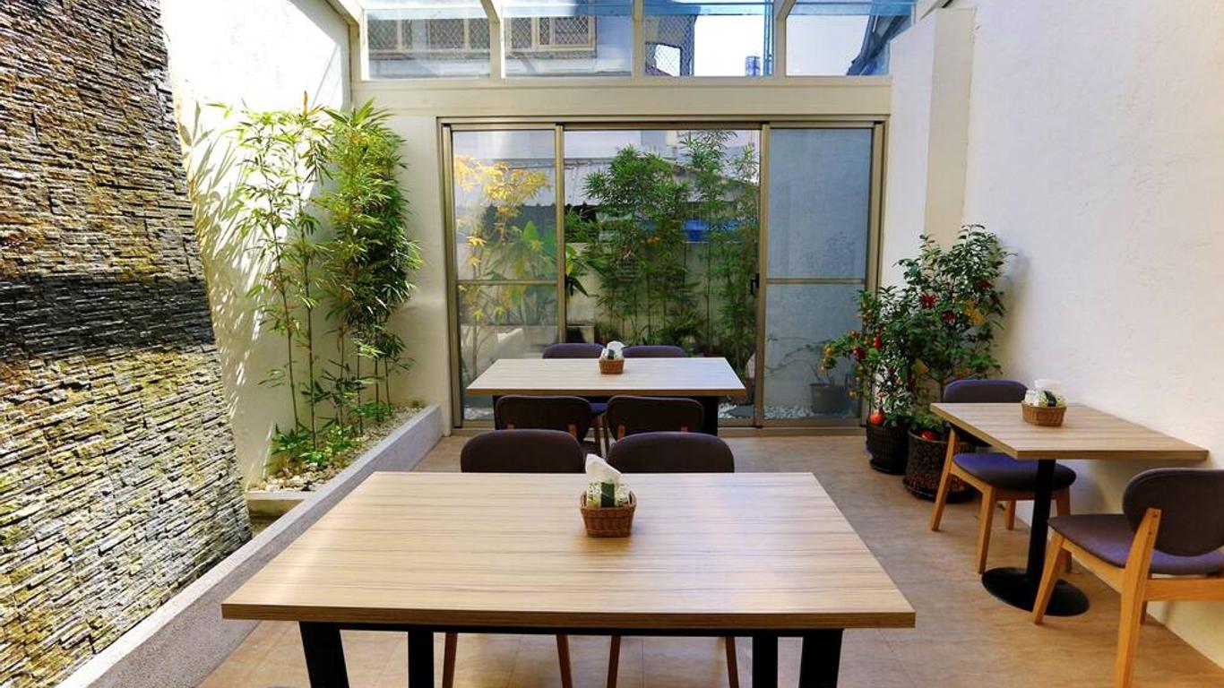 Station 100 Meter B&b