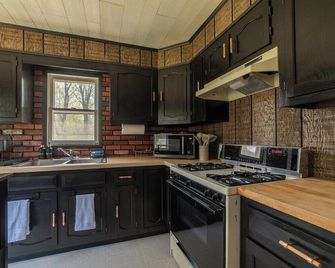 Mud Creek Cottage - Cheboygan - Kitchen