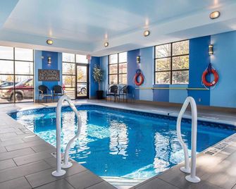 Comfort Inn - Brockville - Piscina