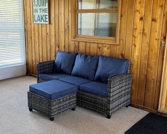 Charming 3-bedroom plus bunkhouse sleeps up to 10 with WiFi and AC in Moose Lake - Moose Lake - Living room