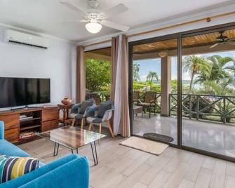 2-Bedroom, 2-Bath Oceanfront Condo - Playa Flamingo - Sala de estar