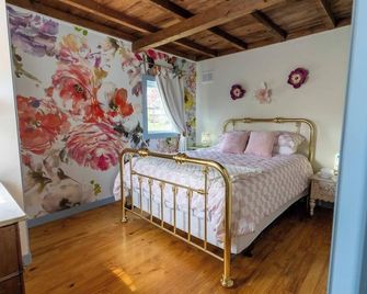 Alice in Wonderland Pocono Home - Honesdale - Bedroom