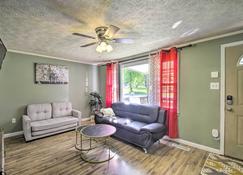 Dog-Friendly Fayetteville Home with Hot Tub! - Fayetteville - Salon