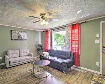 Dog-Friendly Fayetteville Home with Hot Tub! - Fayetteville - Living room