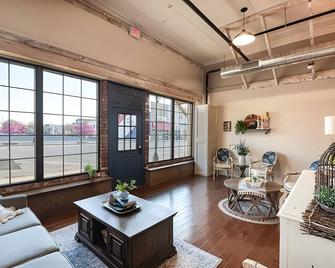 The Bluebird Rachel Room: A Route 66 Historic Downtown Renovation - Elk City - Sala de estar