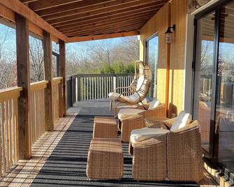 Secluded Stunning Lake View Villa with Heated Pool & Hot Tub - New, Clean, Luxe - Greenwood Lake - Balcón