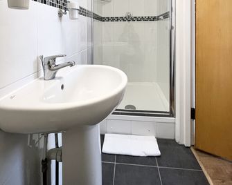 Melbourne House - London - Bathroom