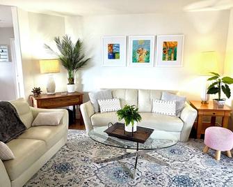 Pure comfort and perfect location, just like you never left home! - Пауелл Рівер - Вітальня