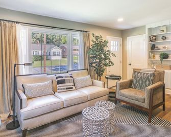 Charming Greensboro Home - 2 Mi to Downtown! - Greensboro - Living room