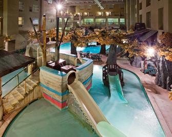 ฮอลิเดย์อินน์ โฮเทลแอนด์สวีทส์ แมดิสันเวสต์ - เครือโรงแรมไอเอชจี - เมดิสัน - สระว่ายน้ำ
