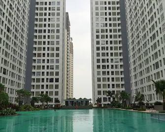Comfortable and Nice 2BR Apartment at M-Town Residence By Travelio - South Tangerang City - Bâtiment