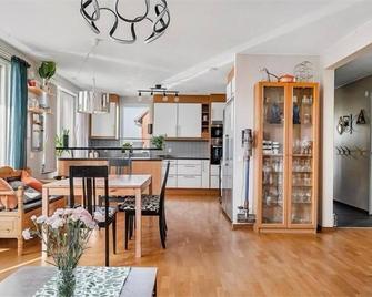 5-Bed-Rooms House with Jacuzzi, Free Parking, and 2 Toilets-Bath in Malmö - Malmö - Dining room