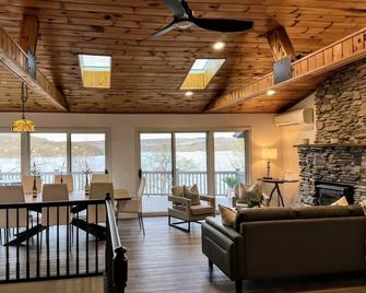 The Gallagher House - Speakeasy Firepit Lakeview - Hammondsport - Sala de estar