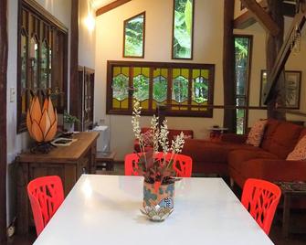 Secluded home hidden in an ancient and enchanted forest with crystal clear creek - Diwan - Comedor