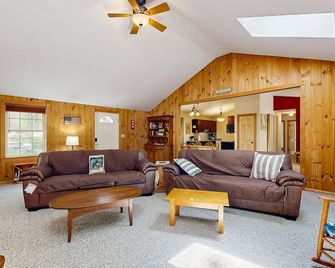 Authentic lake house near community beach, hikes, and ski resorts - Moultonborough - Soggiorno