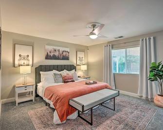 Family-Friendly Home, 6 Mi to Riverwalk Plaza - Bakersfield - Bedroom