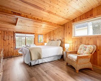 Spider Lake Oasis Beach Fire Pit Dock Private Fishing - Traverse City - Bedroom