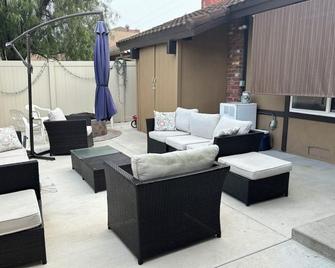 Spacious 3-bedroom with AC and WiFi in welcoming Cypress - Cypress - Patio