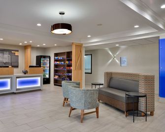 Holiday Inn Express & Suites North Kansas City By IHG - North Kansas City - Front desk