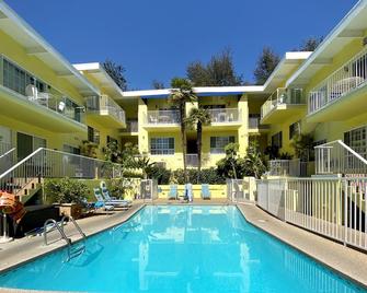 โรงแรมแมจิกคาสเซิล - ลอสแอนเจลิส - สระว่ายน้ำ