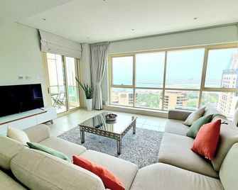 Refurbished 2bhk - Panoramic Sea & Beach View Stay-Sleeps 6 - Garhoud - Living room