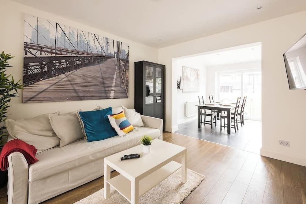 Luxurious New Apartment - Edgware - Living room