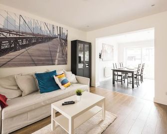 Luxurious New Apartment - Edgware - Living room