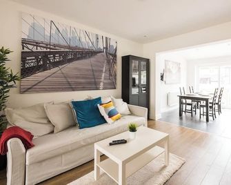 Luxurious New Apartment - Edgware - Living room