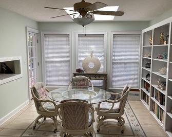 Fleming Island, Orange Park Florida Home 3/2 With Private Pool, and Hot Tub - Fleming Island - Dining room