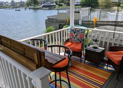 Year-round Newly Renovated Waterfront Cottage on Blue Bill Cove - Portsmouth - Balcony