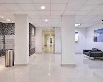 Building located across road from the ocean !!! - Sunny Isles Beach - Lobby