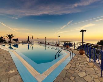 Karras Star Hotel - Évdilos