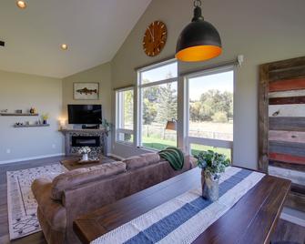 Pet-Friendly Stevensville Home with Mountain Views! - Stevensville - Living room