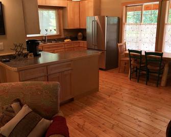 Rhody House: North Cascades Comfort in the Woods - Marblemount - Kitchen