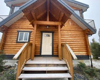 Spirit Winds private lakefront Chalet - 100 Mile House - Building