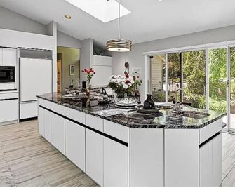 Luxury Lakefront 6-Bed Home in Norton Shores with Pool, Hot Tub, Video Games - Norton Shores - Cocina