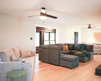 Ethereal stay at Beyond the Veil - Benton - Living room