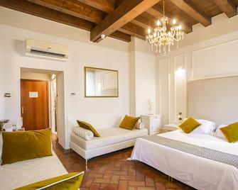 Hotel Villa Cariola - Caprino Veronese - Schlafzimmer