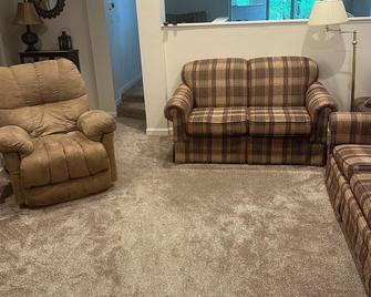 Charming 3-bedroom cottage with WiFi and AC in welcoming Brooklyn - Brooklyn - Sala de estar