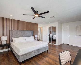 Unique Updated Heights Bungalow with Large Private Yard & Pool Table - 休士頓 - 臥室