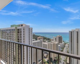 37th Floor Condo with Sweeping Ocean Views & Free parking! by Koko Resort Vacation Rentals - Honolulu - Balcony