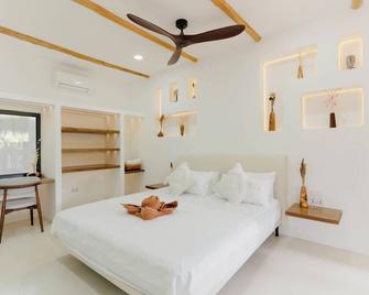 Charming 1-bedroom King Bed Villa with AC, 500MB WiFi in Center of General Luna - General Luna - Bedroom