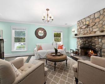 East Hampton Luxury: Heated Pool, Hot Tub & Expansive Yard with 6 Bedrooms - East Hampton - Salon