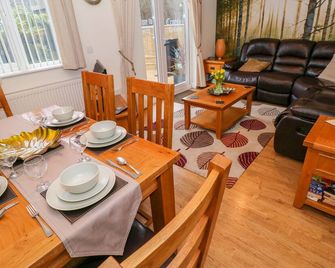 TY CERRIG, pet friendly, country holiday cottage in Cwmgors - Ammanford - Dining room
